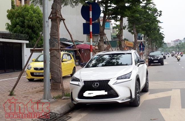 Lấn chiếm vỉa hè, đỗ xe sai quy định phổ biến nhiều tuyến phố Hà Nội ảnh 2